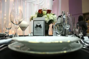 Personalizowane winietki ślubne jako elegancka ozdoba weselnego stołu
